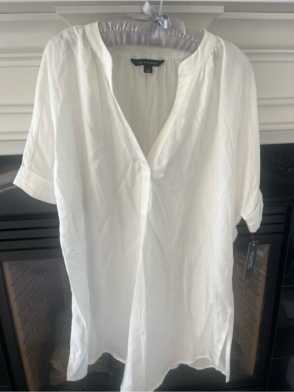 Zac & Rachel White V-Neck Short Sleeve Tunic. Brand new size Medium.